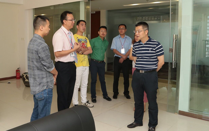 重慶市渝北區(qū)人民政府相關領導蒞臨云南天度集團考察，雙方將于近日簽訂投資合同，天度集團將在重慶投資設立控股子公司-重慶天度網(wǎng)絡信息技術有限公司，并建立200人規(guī)模的專業(yè)技術研發(fā)基地，此后將大大增強天度技術研發(fā)實力和公司綜合優(yōu)勢