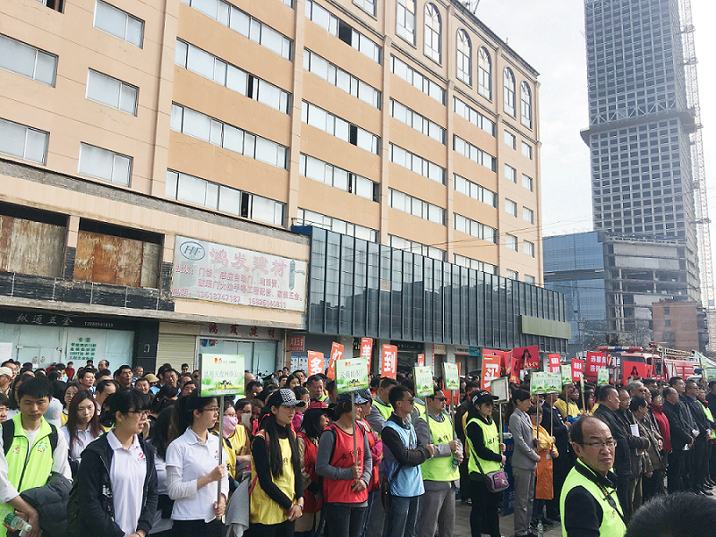 2017年3月5日，是我國第54個學雷鋒紀念日。3月份的春天萬物復蘇，百花齊放。陽光透過淡薄的云層照耀著大地，它的萬道金光愉快地普照著萬物。春風拂面,是那么清柔,那么親切,就像是雷鋒的精神一直溫暖著、鼓舞著我們!